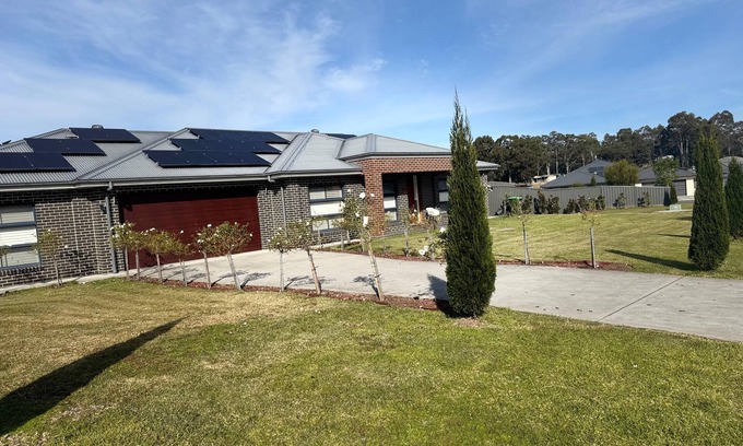 Kitchener Casa | Spacious 4-bedroom home in half acre. Premiumfamily friendly estate in Kitchener
