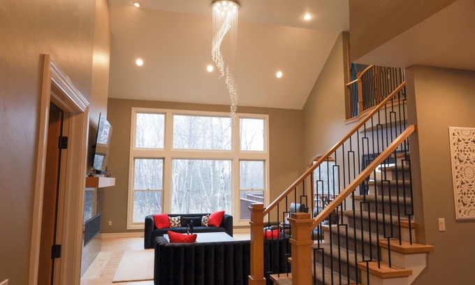 Ashwaubenon Casa | Spacious 4 Bedroom House. EX-home of Pro-Bowl Packer!