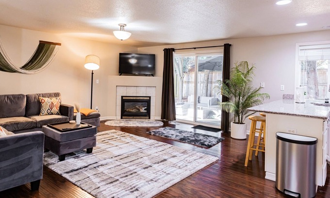 Vancouver Casa | Spacious 4-bedroom house in Vancouver with hot tub, workspace, fireplace, AC