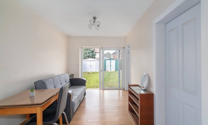 Mayesbrook Casa | Spacious 4-bedroom house in Dagenham with WiFi, Close to buses, trains, shops