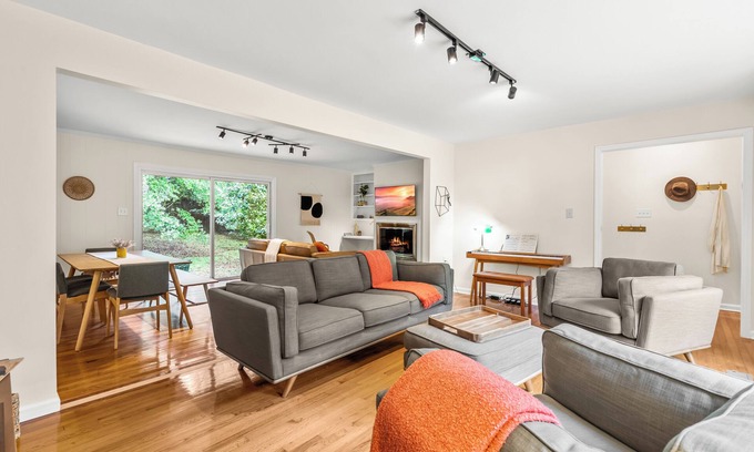 Carrboro Casa | Spacious 4-bedroom house with Fenced-In backyard near UNC and Chapel Hill