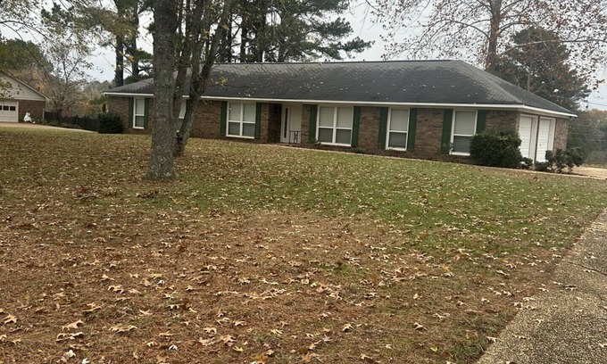 Florence Casa | Spacious 4-bedroom house in lakefront subdivision on one and a half acres