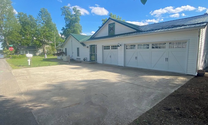 Lakeview Casa | Spacious 4-bedroom house with 3 patios at Indian Lake. Enjoy your stay!