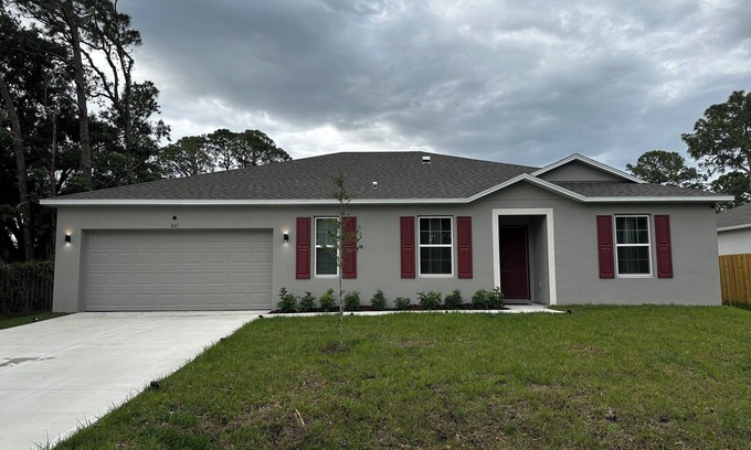 Port Malabar Casa | Spacious 4-bedroom house with AC, WiFi in wonderful Palm Bay