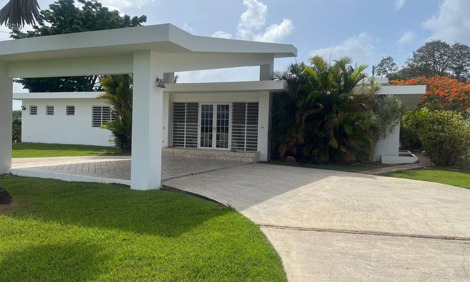Morovis Casa | Spacious 4-bedroom house in tranquil Morovis with WiFi, Cable TV, AC rooms.