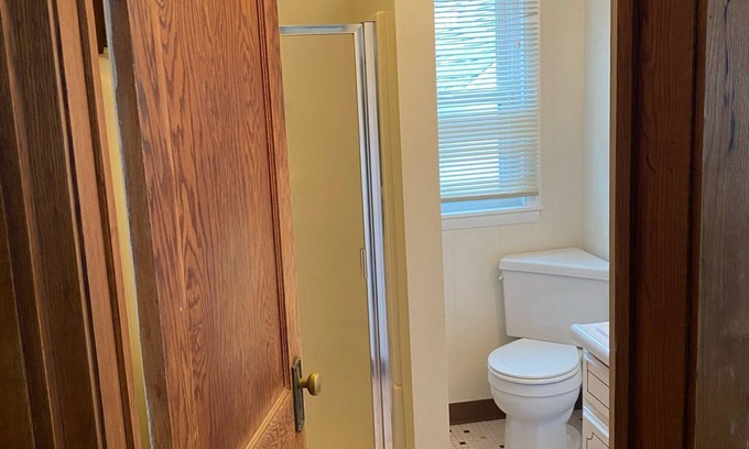 De Pere Casa | Spacious 4-bedroom house ready for NFL draft. Only 6 miles from the Stadium