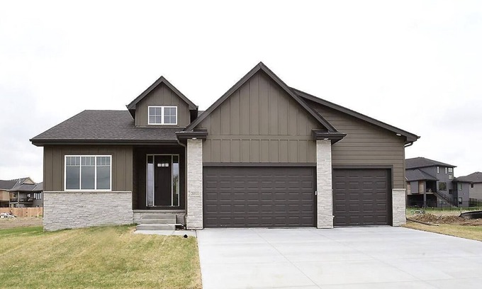 Elkhorn Casa | Spacious 4-Bedroom House with 3 Bathrooms in West Omaha.