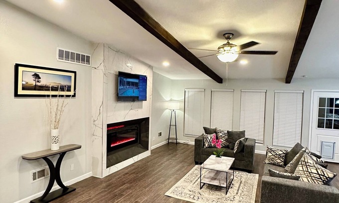 Garland Casa | Spacious 4-bedroom house in fabulous Garland with AC, WiFi