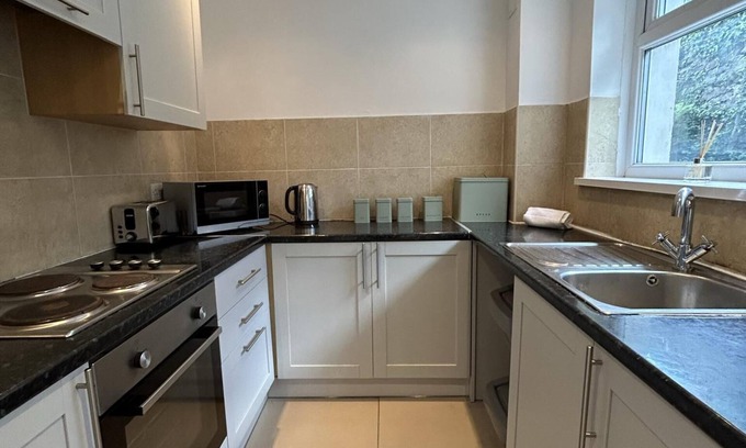 Castle Casa | Spacious 4 Bedroom House - Central & Pet Friendly