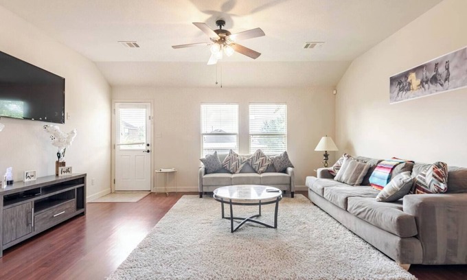 Buda Casa | Spacious 4-bedroom house in fantastic Buda with WiFi, game/fitness room& more!