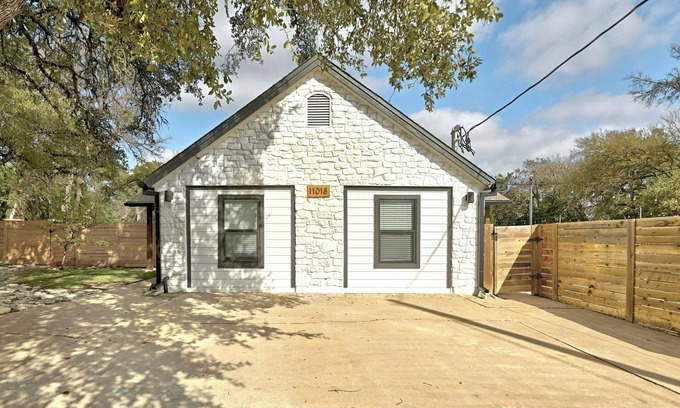 Austin Casa | Spacious 4-bedroom house in brilliant Austin with Pool and Outdoor Hangout Area