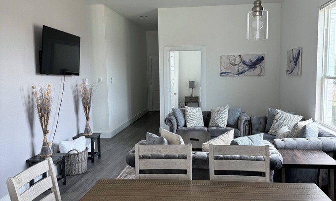 Oak Cliff Casa | Spacious 4-bedroom house, Sleeps 8 with WiFi, AC in Dallas