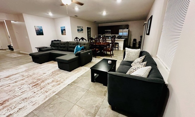 DeLand Casa | Spacious 4-bedroom house in fantastic DeLand with WiFi, AC