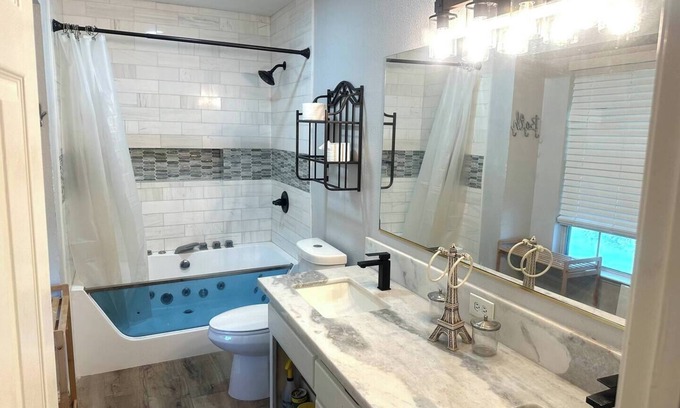 Fresno Casa | Spacious 4-bedroom house with AC and WiFi in lovely Fresno