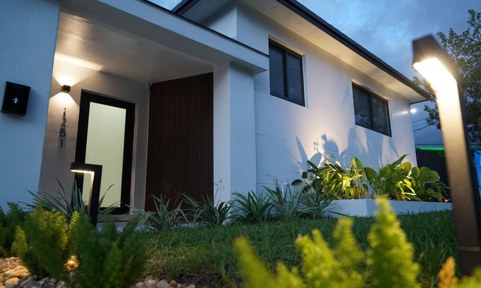 Golden Glades Casa | Spacious 4-bedroom house in Miami with Hot Tub, Lake, Kayaks, and Pool table