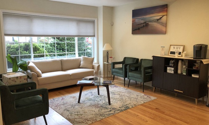 Forest Hills Gardens Casa | Spacious 4 Bedroom House with Parking, near local hospitals and stadiums
