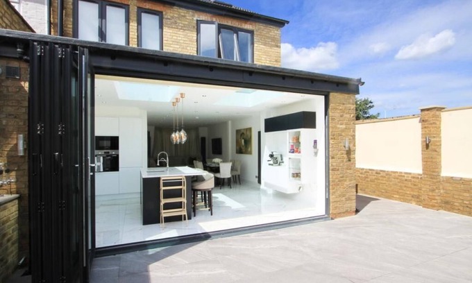 Uxbridge South Casa | Spacious 4-Bedroom in Uxbridge close to Heathrow, Legoland and Windsor Castle