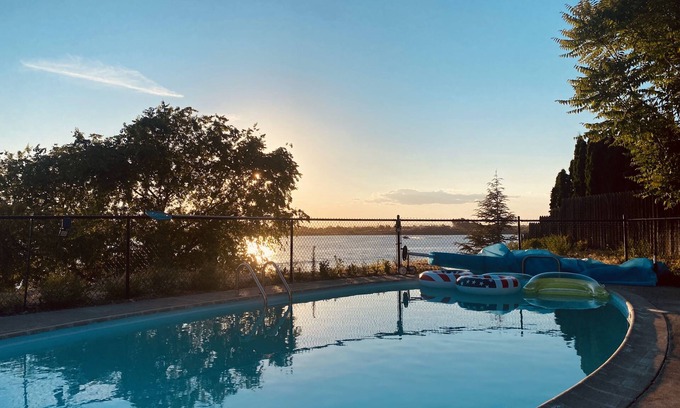 Moses Lake Casa | Spacious 4 bedroom lakefront house: with private dock and pool.