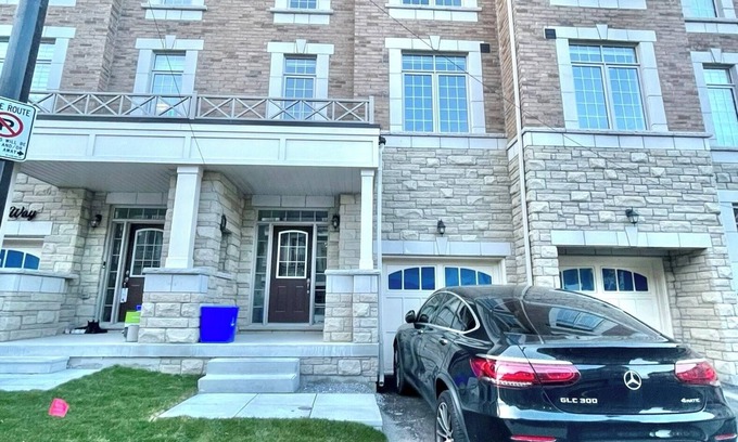 Markham Casa | Spacious 4 Bedroom Markham Townhouse with 2 Ensuite and King Memory Bed