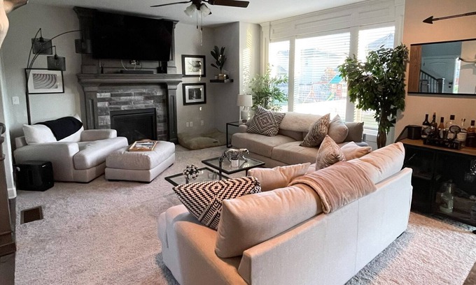 Olathe Casa | Spacious 4 Bedroom Modern Home w/ Full Gym. ⭐️6+ Month Availability Only⭐️