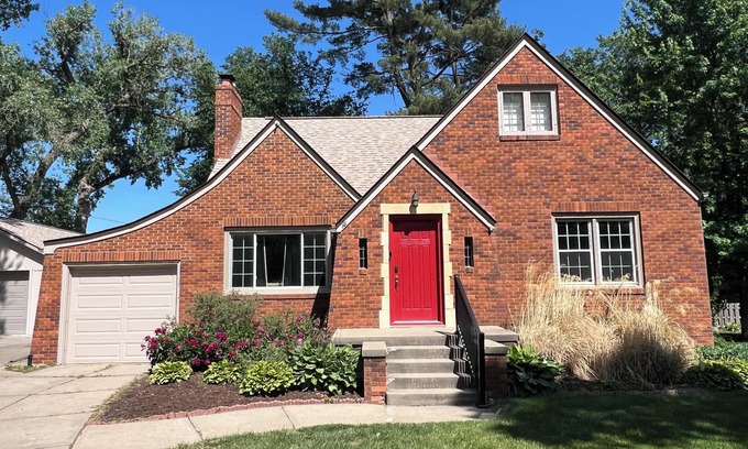 Omaha Casa | Spacious 4 bedroom Omaha Retreat
