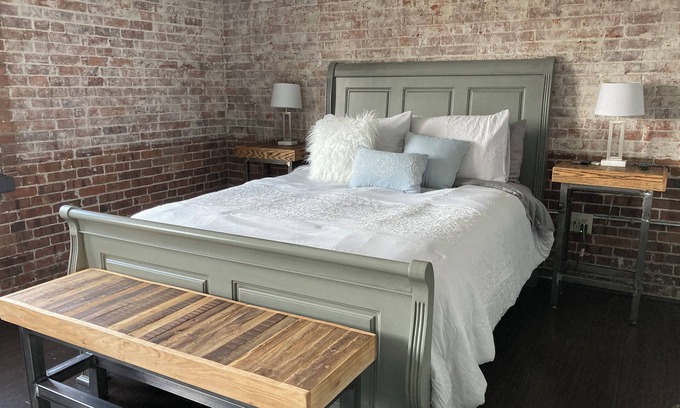 College Hill Apartamento | Spacious 4-bedroom riverfront loft apartment