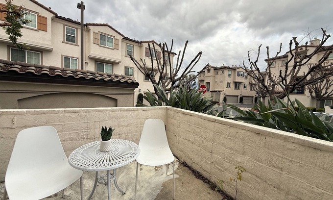 El Monte Casa | Spacious 4-bedroom townhome with WiFi and AC in lovely El Monte