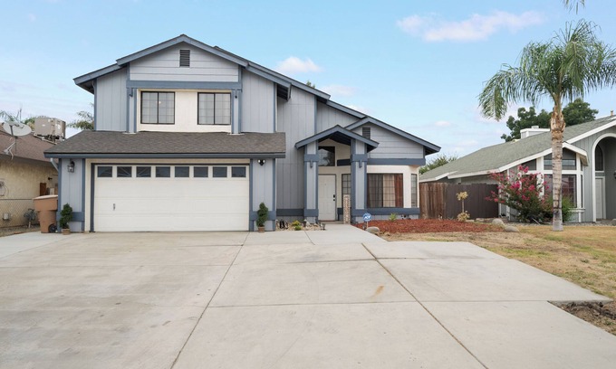 Pumpkin Center Casa | Spacious 4-bedroom house with WiFi, fitness room in Bakersfield