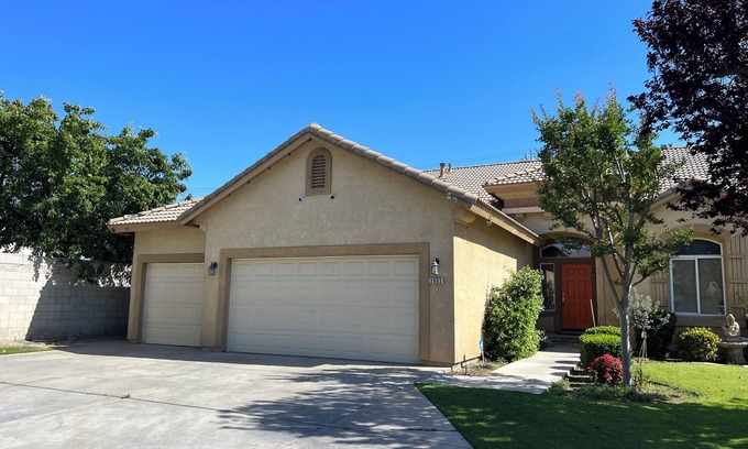 Pumpkin Center Casa | Spacious 4-bedroom house with pool, fwy access in charming Bakersfield