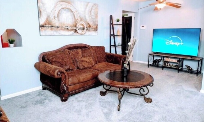 Kansas City Casa | "Spacious 4-Bedroom Oasis, sleeps 11—Perfect VRBO Getaway Awaits! Book Today!"