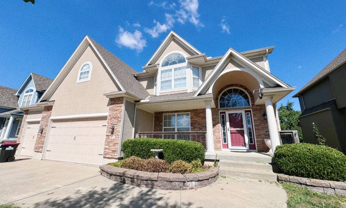 Lee's Summit Casa | Spacious 4-bedroom house with WiFi and AC in fabulous Lee's Summit