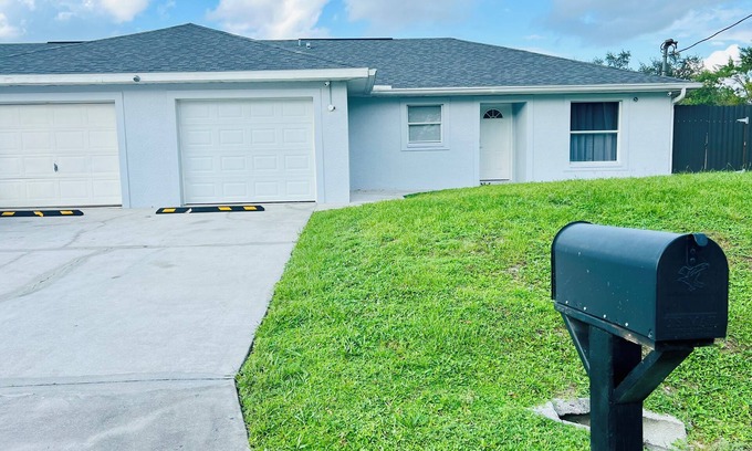 Joel Casa | Spacious 4-bedroom house with AC and WiFi in charming Lehigh Acres