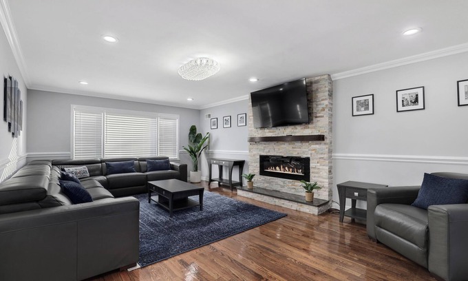North Side Casa | Spacious 4-bedroom house 3-bathroom with AC and WiFi in charming Mount Vernon