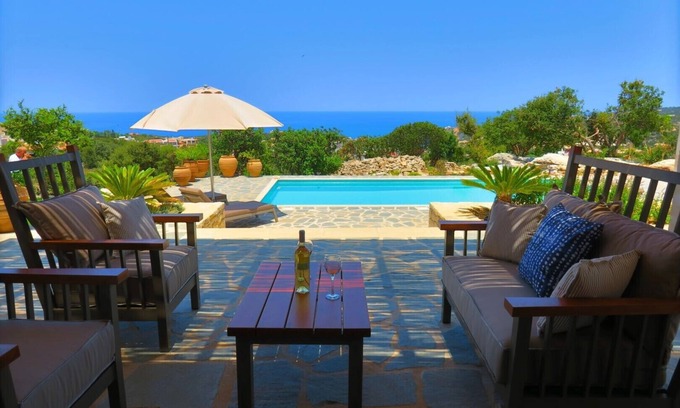 Gerani Villa | Villa Minea, la espaciosa villa de 4 dormitorios con piscina climatizada