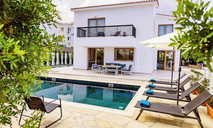 Peyia Town Villa | Spacious 4-bedroom villa with AC, WiFi in fabulous Peyia