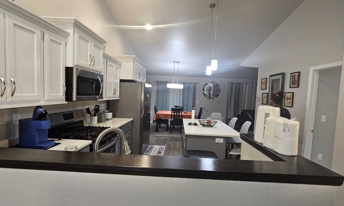 Fargo Casa | Spacious 4-bedroom with WiFi and AC in brilliant Fargo, great for eleven people