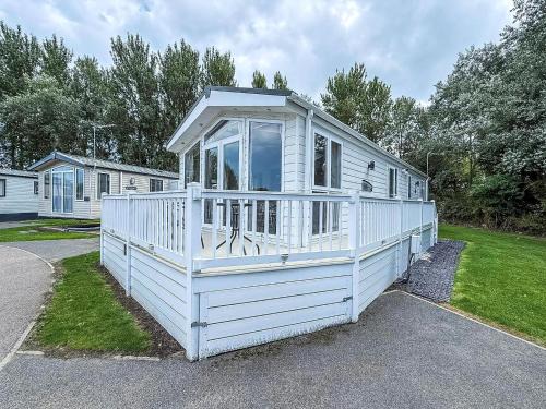 Hopton Cabina | Spacious 4 Berth Lodge With Wi-Fi & Decking At Broadland Sands Ref 20055Sv