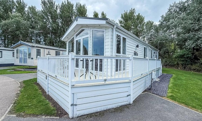 Hopton Cabina | Spacious 4 berth lodge with Wi-Fi & decking at Broadland Sands ref 20055SV