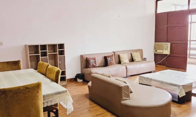 East of Kailash Apartamento | Spacious 4 BHK Apartment | Feels like 🏠