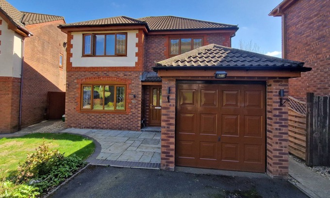 Waunlwyd Casa | Spacious 4 BR detached & parking