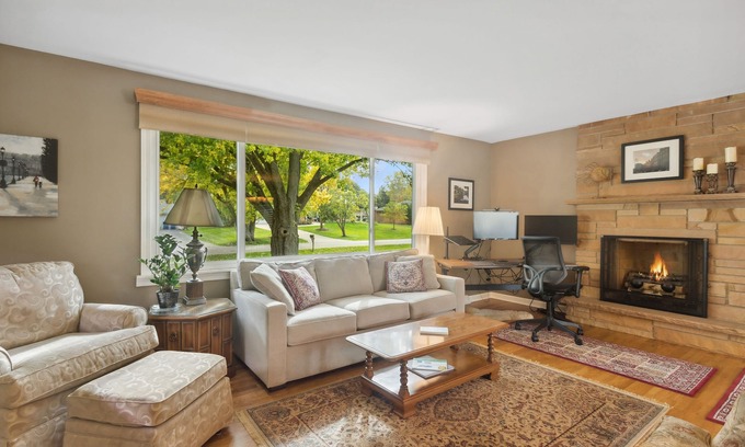 Geneva Casa | Spacious 4 BR Getaway in the Heart of Geneva. Walk to Downtown and the Fox!