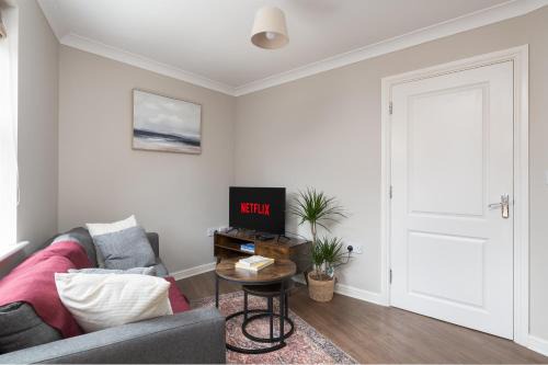 Renhold Casa | Spacious 4 BR home in Bedford, Sleeps 7, Parking