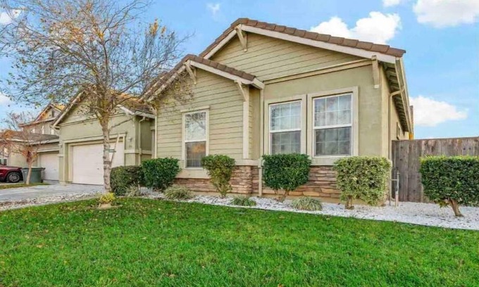 Merced Casa | Spacious 4 BR home-Near UC Merced- quit neighborhd