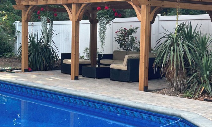 Ridge Casa | Spacious 4 BR house with swimming pool, AC, WiFi in wonderful Wading River