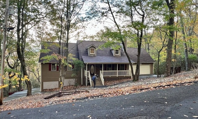 Tate Casa | Spacious 4 BR house in gated Bent Tree- min from downtown Jasper-Gateway to N GA