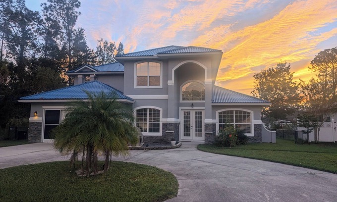 Indian Trails Casa | Spacious 4 BR house w/ Solar heated pool, Spa and Sauna in delightful Palm Coast