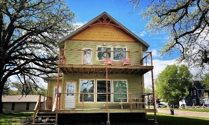 Spirit Lake Casa | Spacious 4-BR House, Lake and Park across the street!