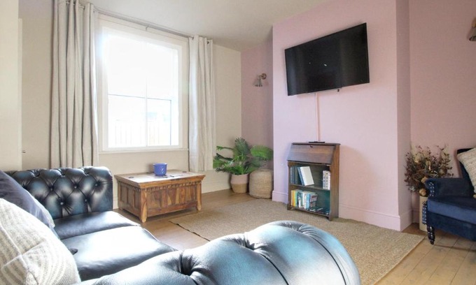 Huddersfield Casa | Spacious 4 Double Bedroom House in Huddersfield with parking
