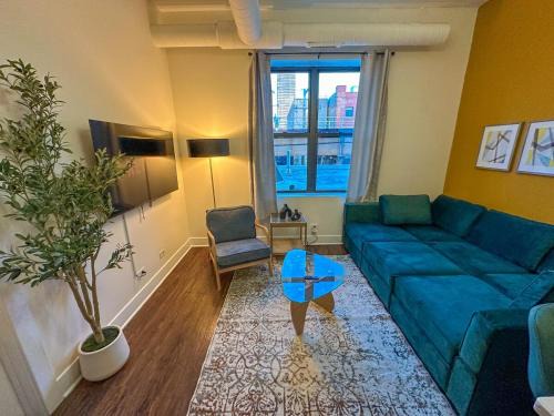 Near South Side Apartamento | Spacious 420 friendly 3BR in South Loop Near McCormick Place, Grant Park and Soldier Field with Optional Parking