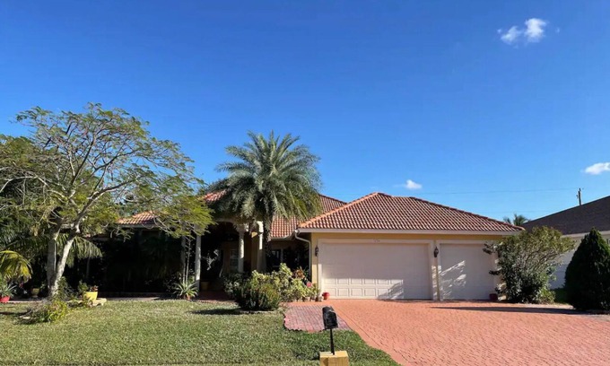 Port Saint Lucie Casa | Spacious 4BD/4BA Dream Villa w/LRG Backyard in PSL